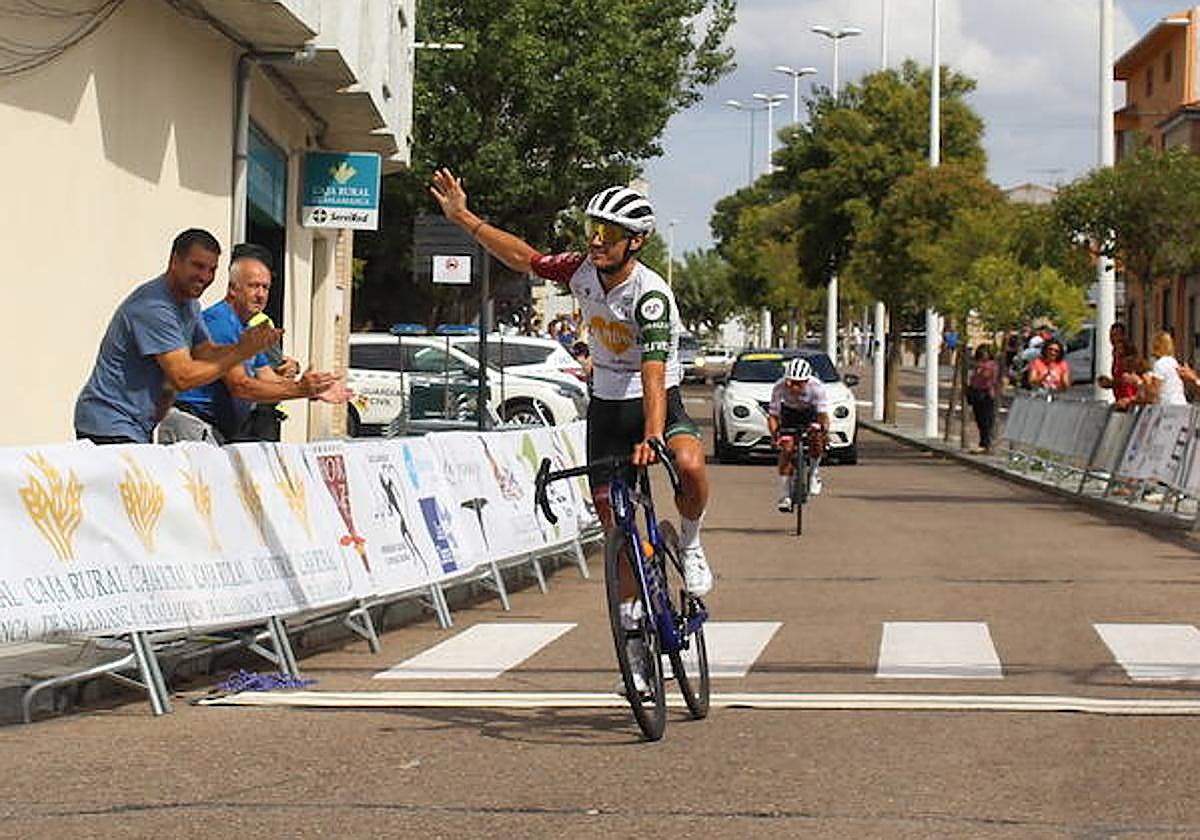 Triunfo y liderato para David Domínguez en la Vuelta Ciclista a Salamanca