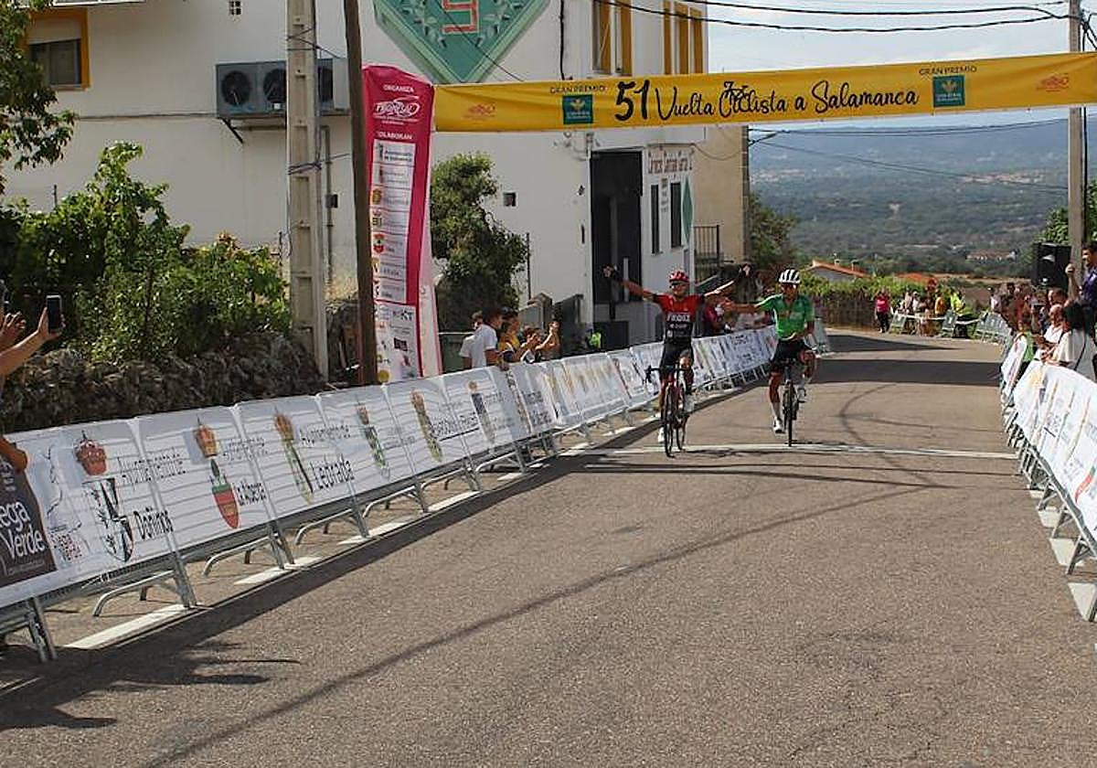 Los dos protagonistas de la etapa la llegar a la meta.