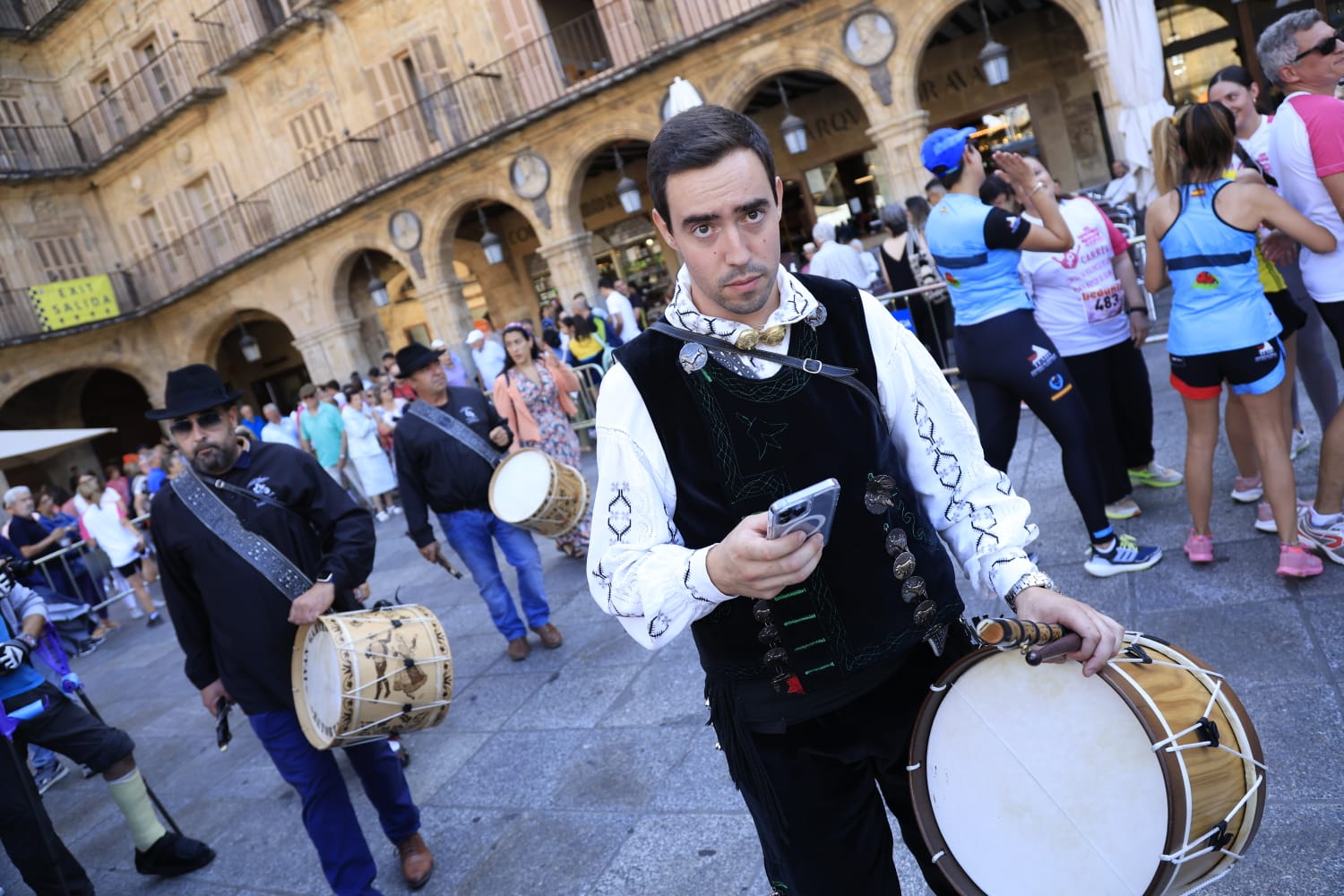 Ajetreado Día del Tamborilero en la Plaza Mayor