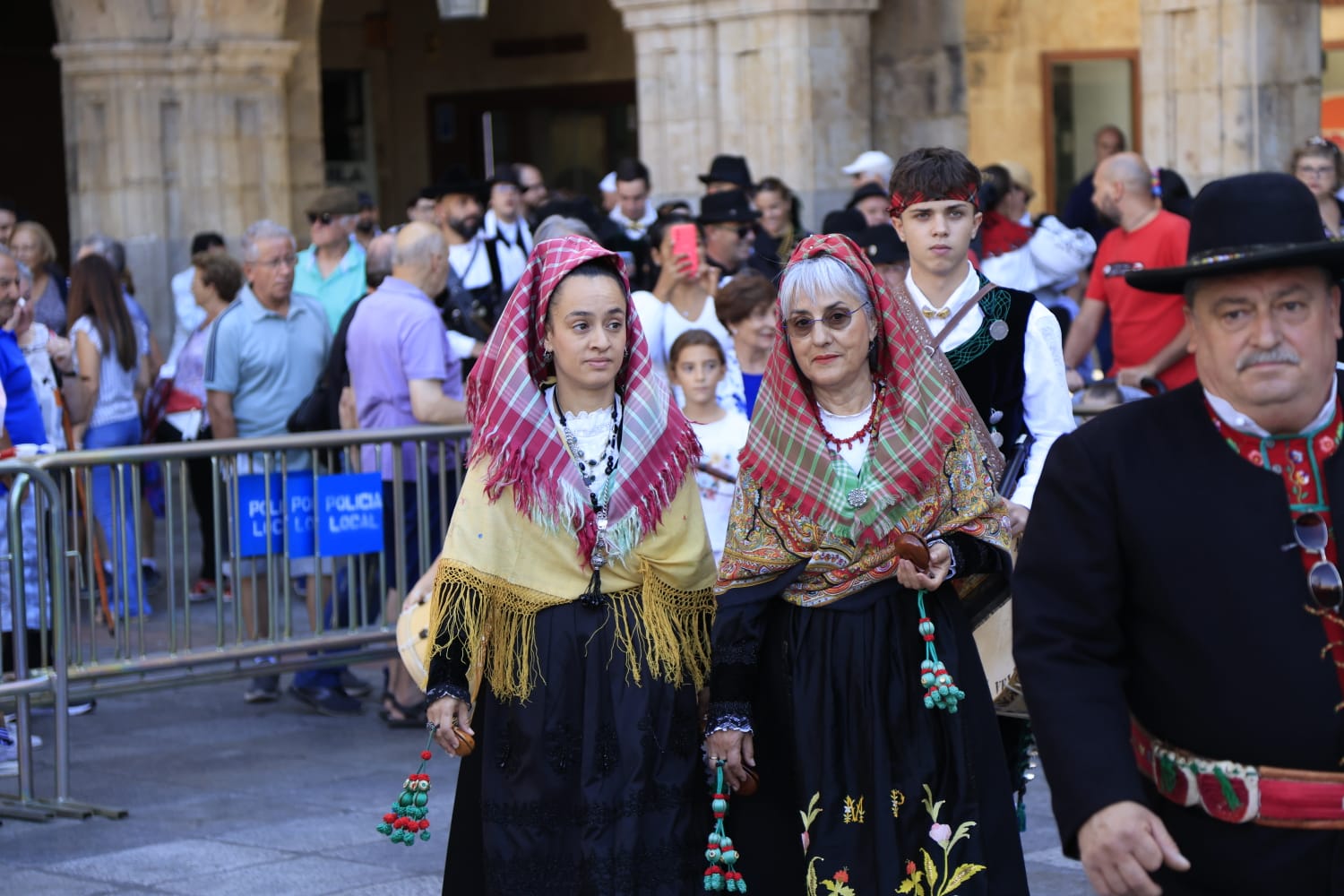 Ajetreado Día del Tamborilero en la Plaza Mayor