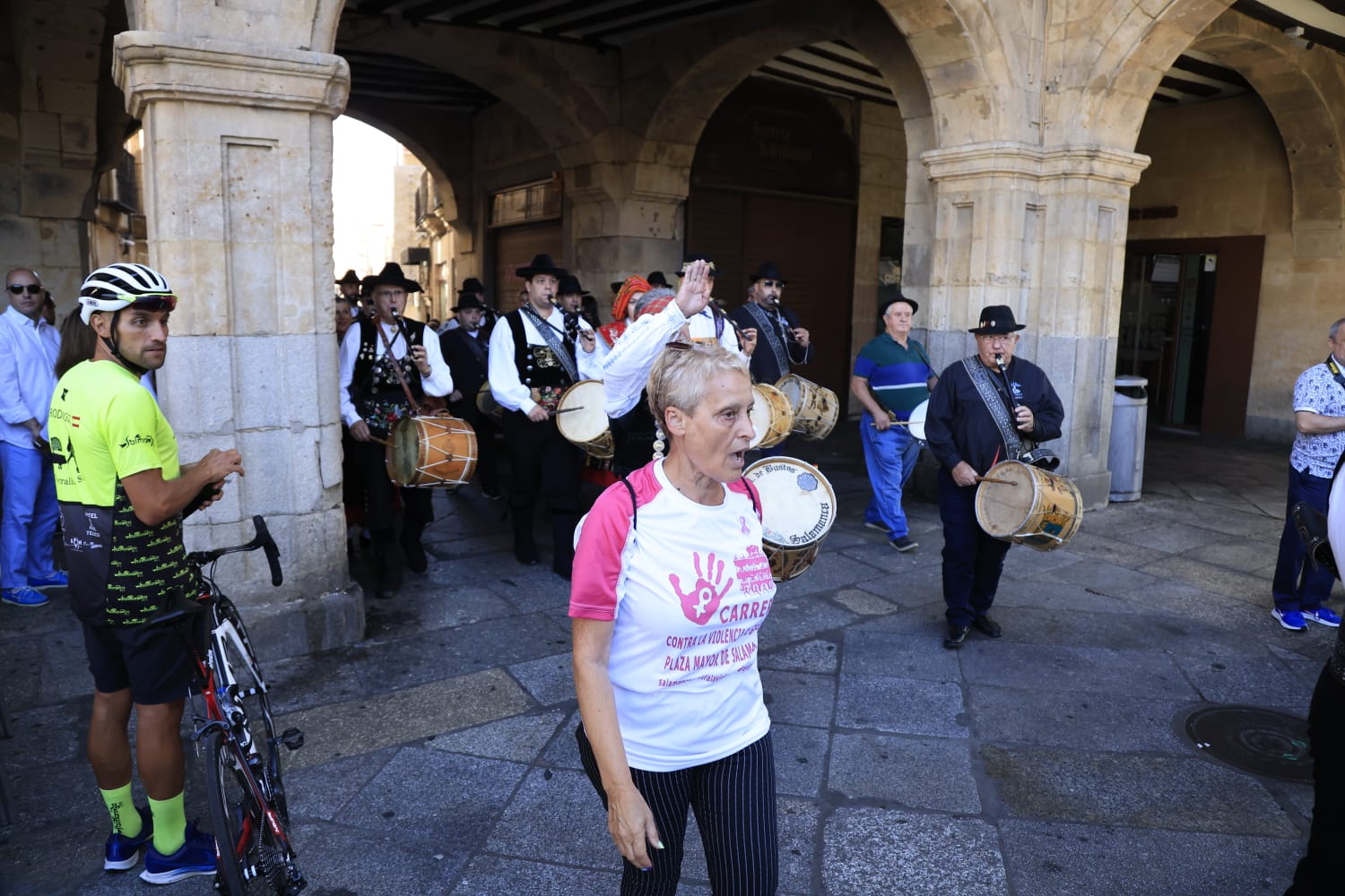 Ajetreado Día del Tamborilero en la Plaza Mayor