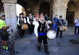 Ajetreado Día del Tamborilero en la Plaza Mayor