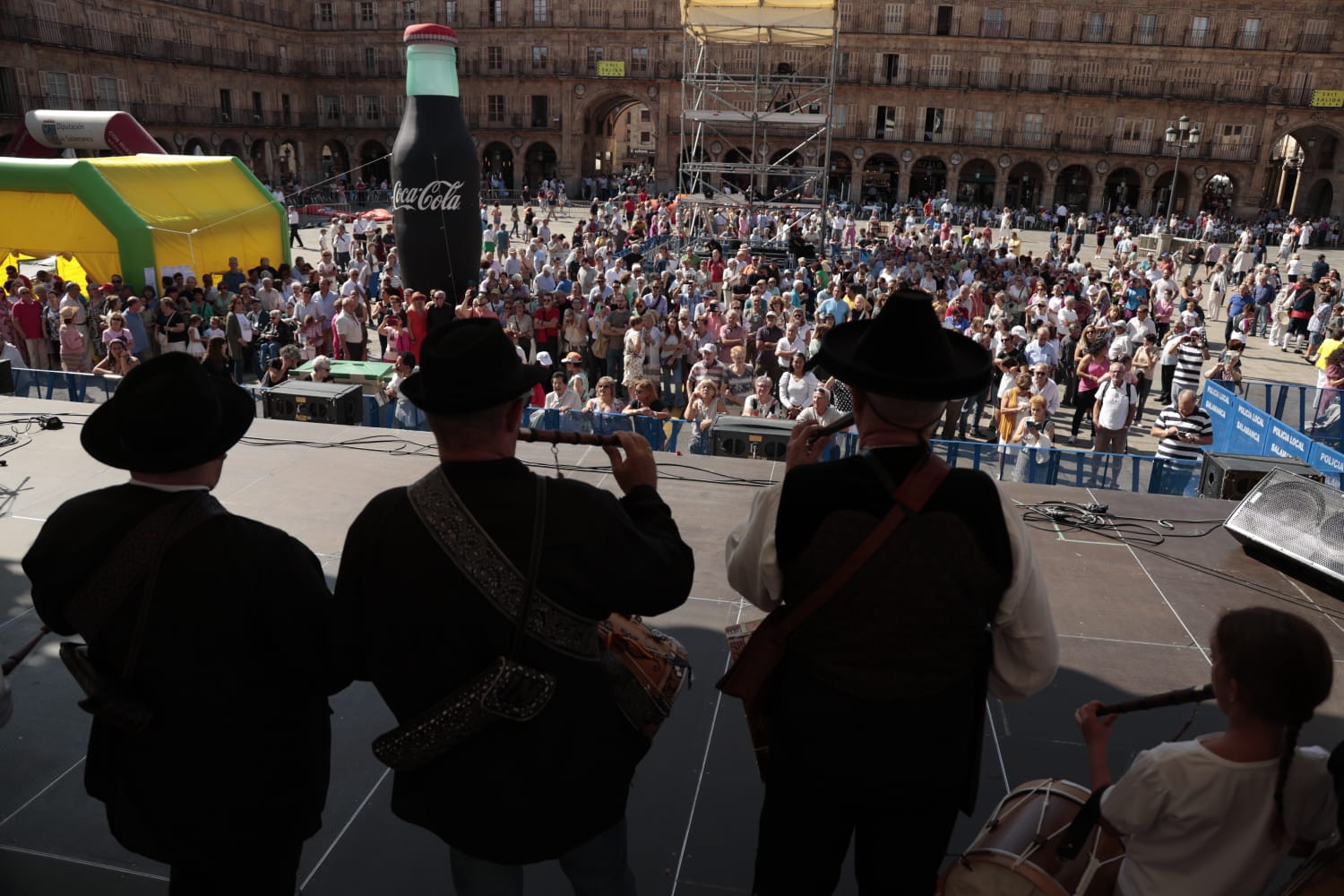 Ajetreado Día del Tamborilero en la Plaza Mayor