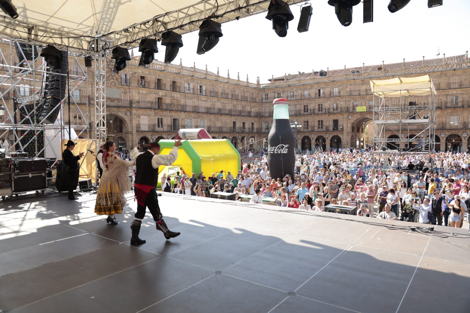 Ajetreado Día del Tamborilero en la Plaza Mayor