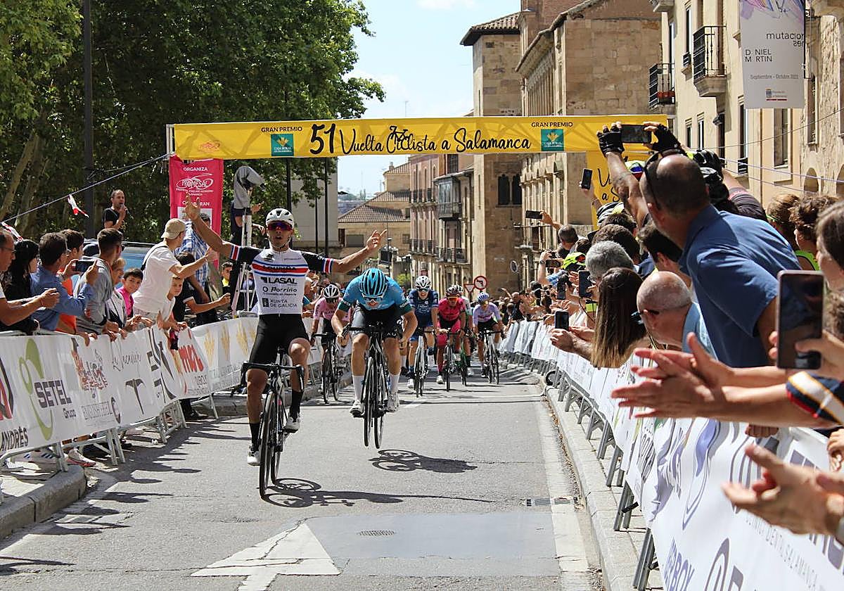 Jason Huertas entrra victorioso en la meta de San Pablo.