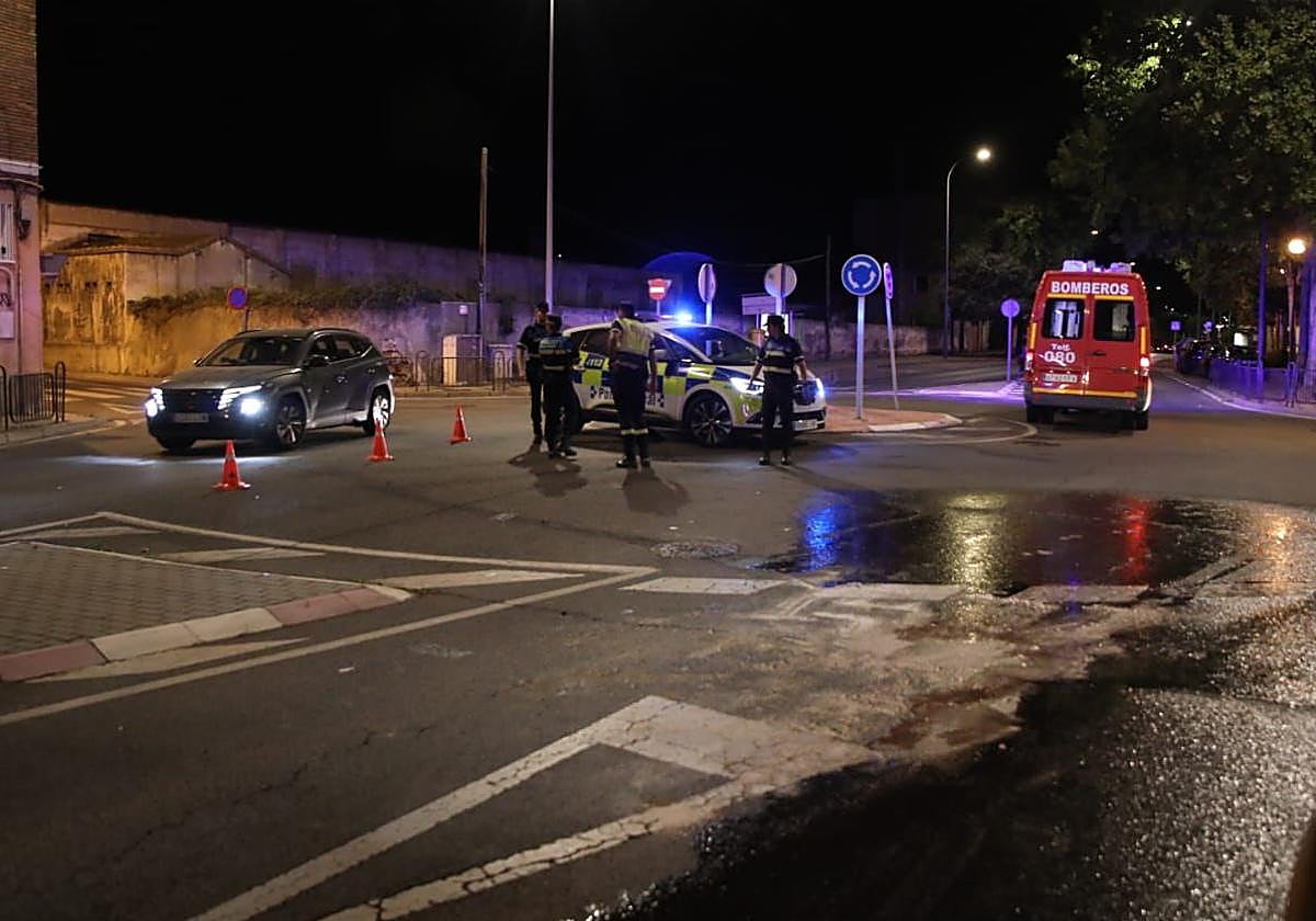 Agente policiales y bomberos en el lugar del accidente.