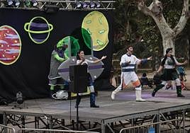 Niños y mayores disfrutan del arte callejero en la Alamedilla