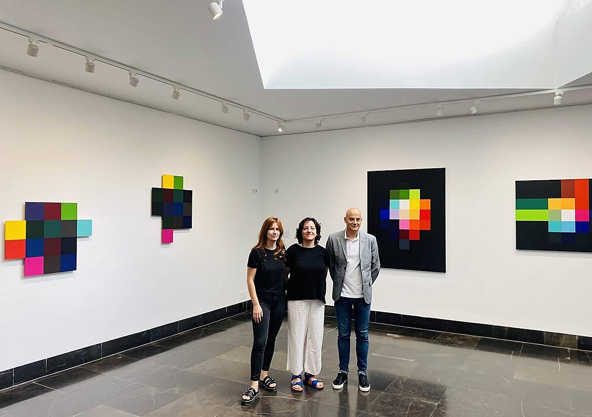 Beatriz Castel, Isabel Carralero (comisaria de la exposición) y Juan Carlos Bueno (concejal de Turismo).