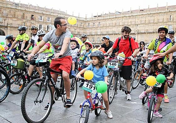 Familias al completo participaron en el Día de la Bici el año pasado.