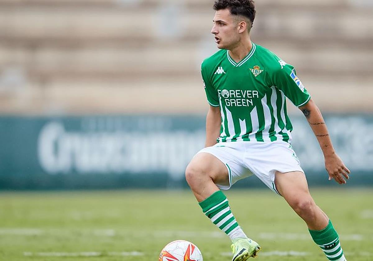 Juan Serrano con la camiseta del Betis.