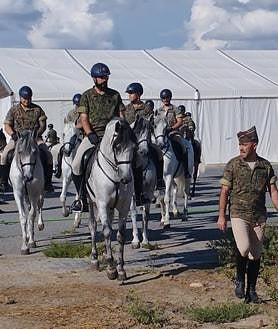 Imagen secundaria 2 - La Guardia Real ya está desplegada por Salamanca a ritmo de Rafael Farina