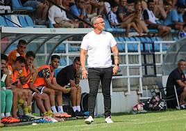Dani Ponz, técnico de Unionistas, delante del banquillo durante el partido ante la Real Sociedad B.