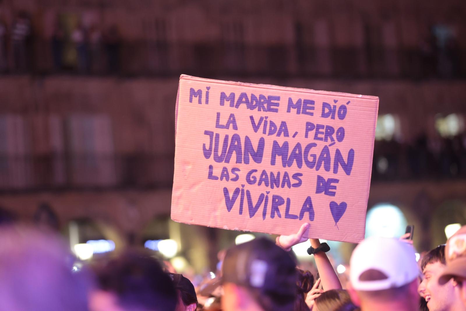 Miles de jóvenes «siguen la moda» de Juan Magán en una Plaza Mayor abarrotada
