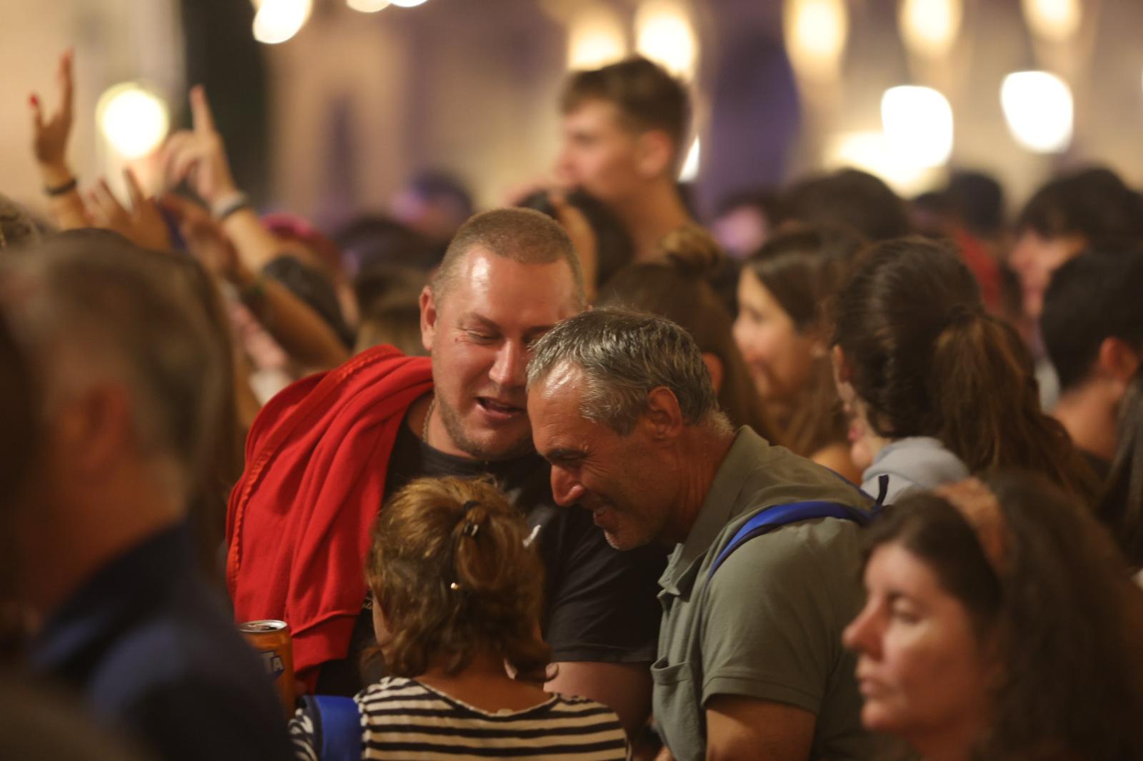 Miles de jóvenes «siguen la moda» de Juan Magán en una Plaza Mayor abarrotada