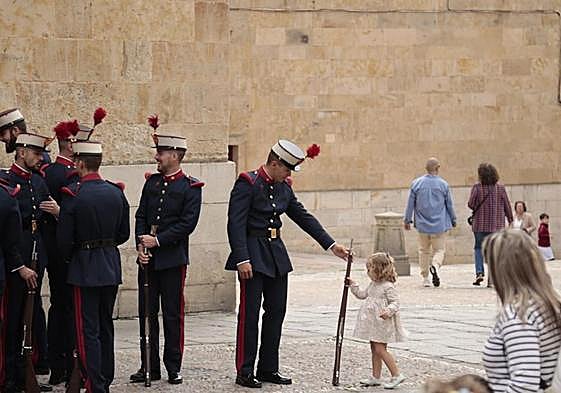 La Guardia Real desfila por Salamanca y rinde homenaje a la Virgen