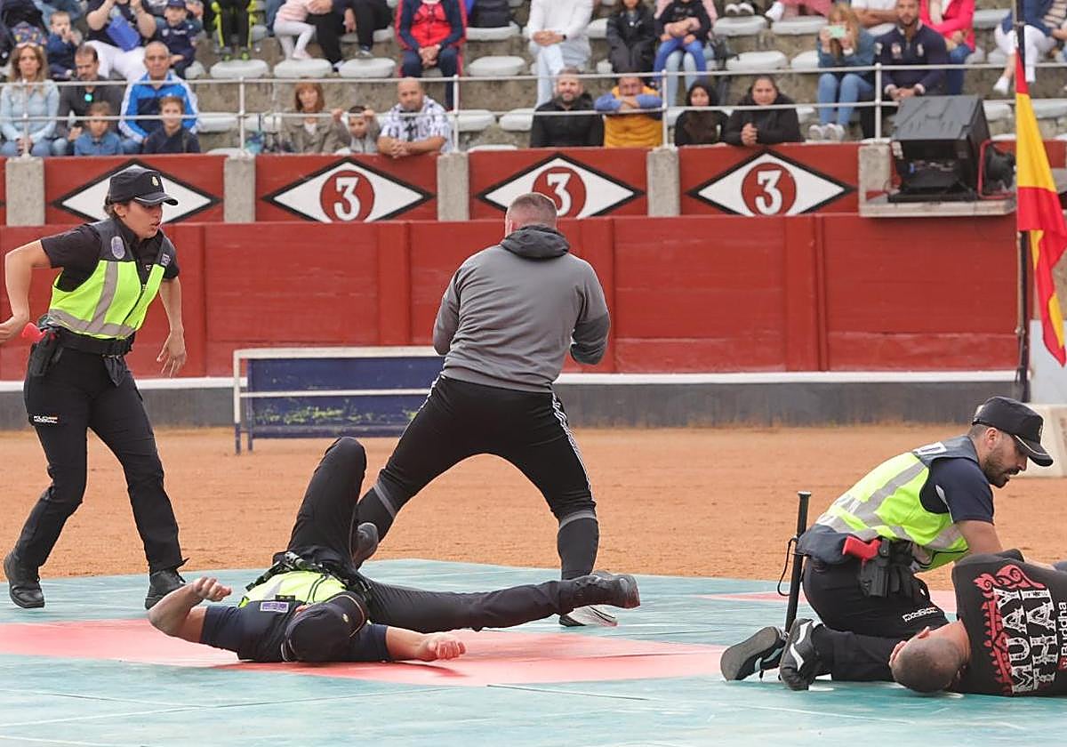 Uno de los ejercicios desarrollados por la Policía Nacional esta mañana en la plaza de toros de Salamanca.