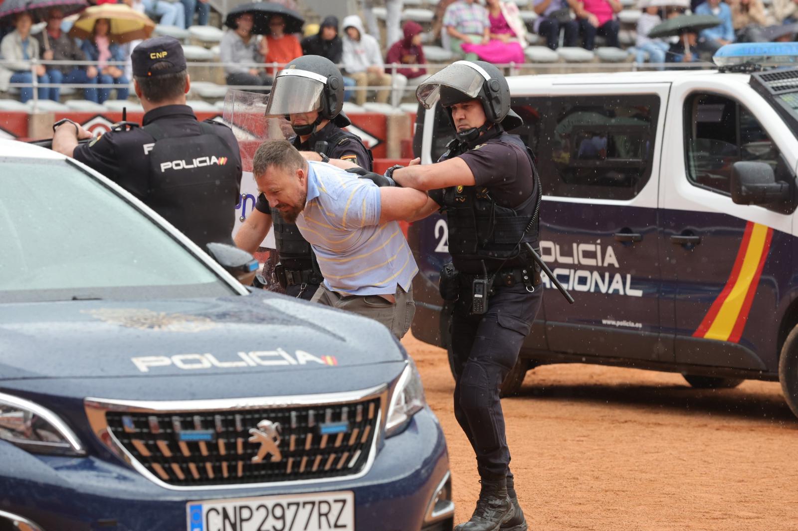Demostración operativa de la Policía Nacional en la plaza de Toros
