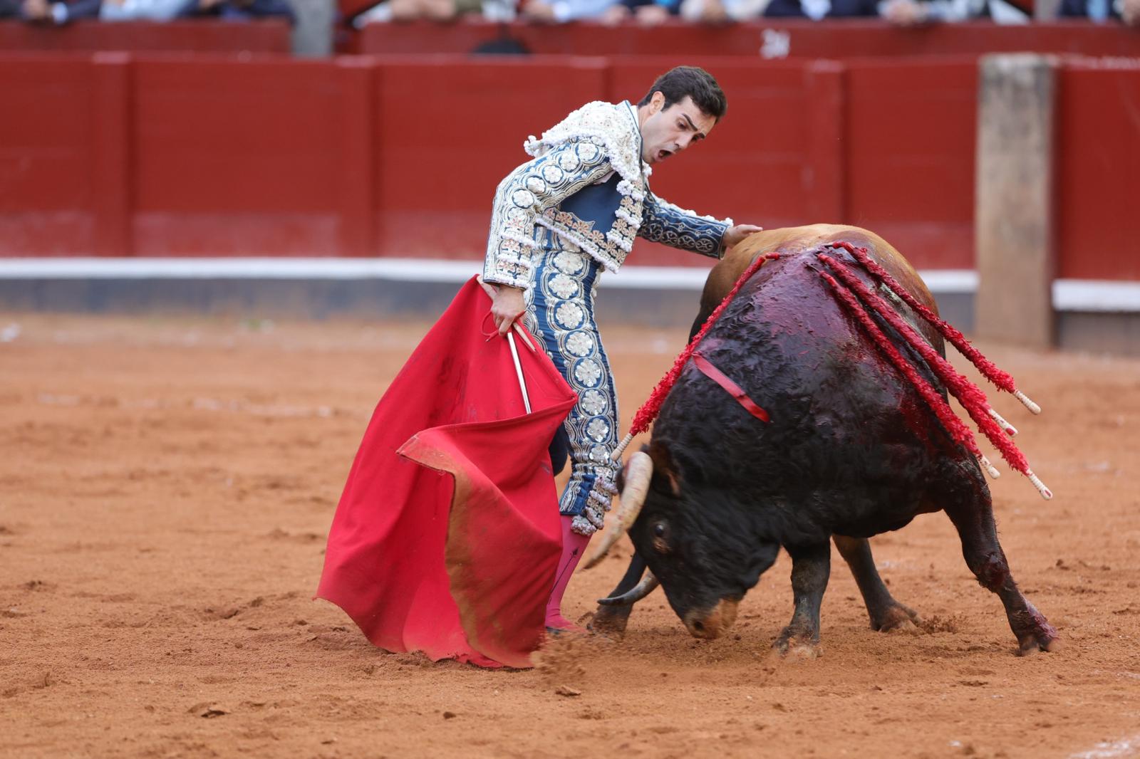 Castella desoreja al segundo de su lote y sale a hombros de La Glorieta