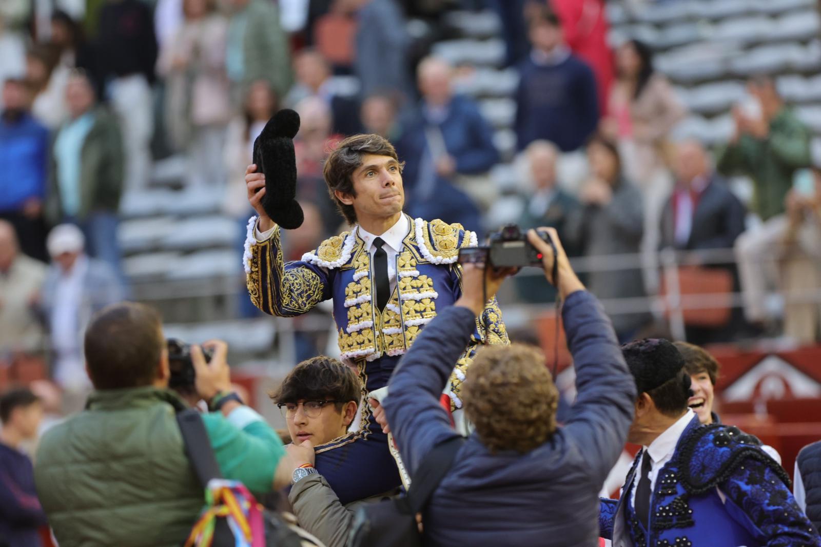 Castella desoreja al segundo de su lote y sale a hombros de La Glorieta