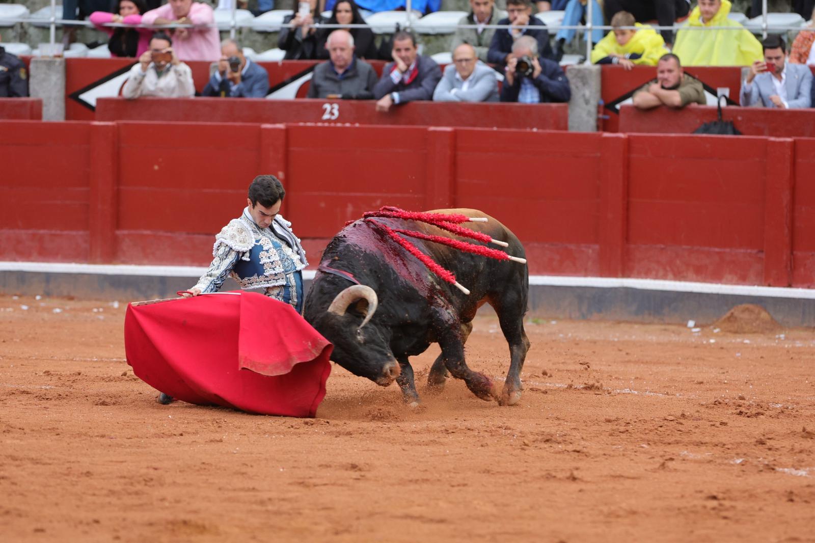Castella desoreja al segundo de su lote y sale a hombros de La Glorieta