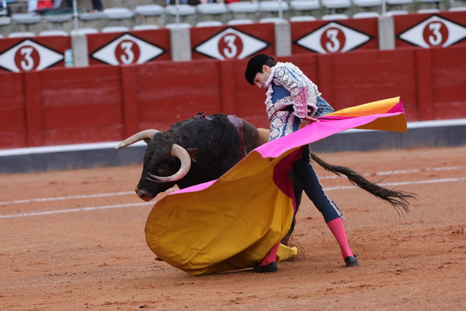 Castella desoreja al segundo de su lote y sale a hombros de La Glorieta
