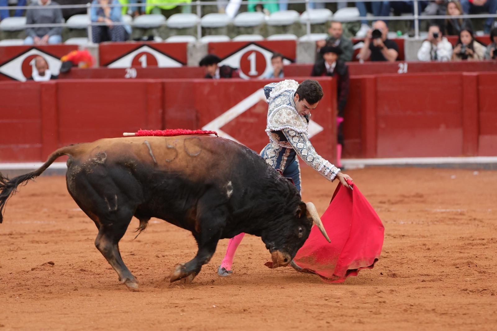 Castella desoreja al segundo de su lote y sale a hombros de La Glorieta