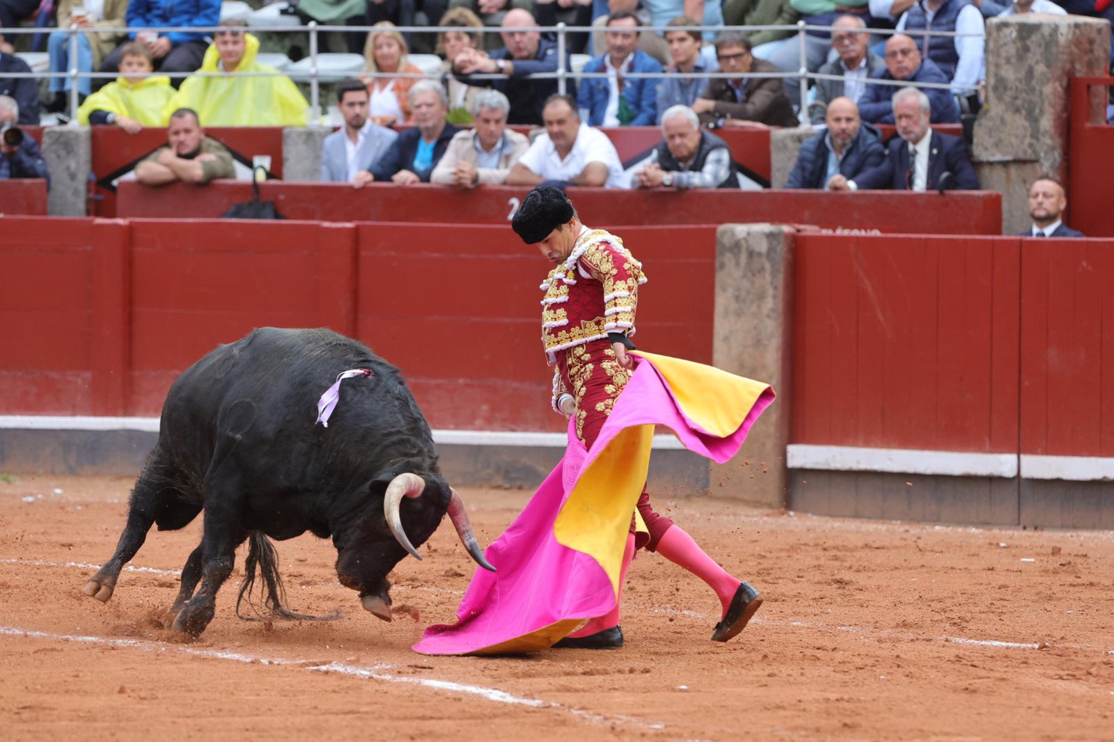 Castella desoreja al segundo de su lote y sale a hombros de La Glorieta