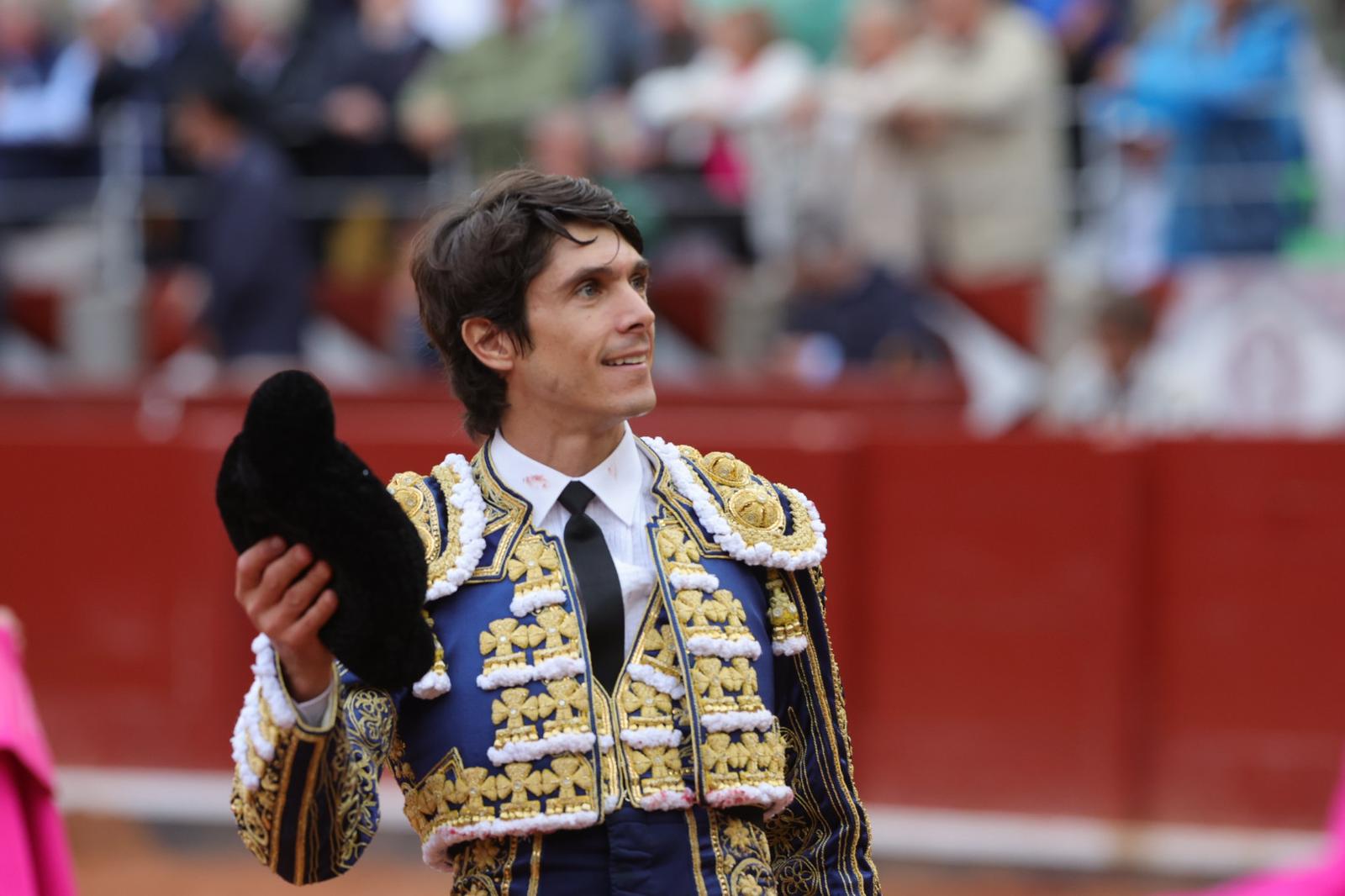 Castella desoreja al segundo de su lote y sale a hombros de La Glorieta