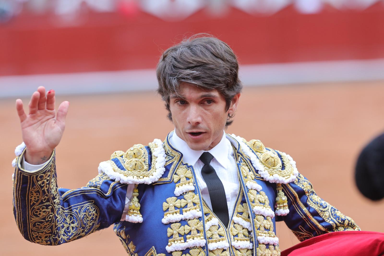 Castella desoreja al segundo de su lote y sale a hombros de La Glorieta