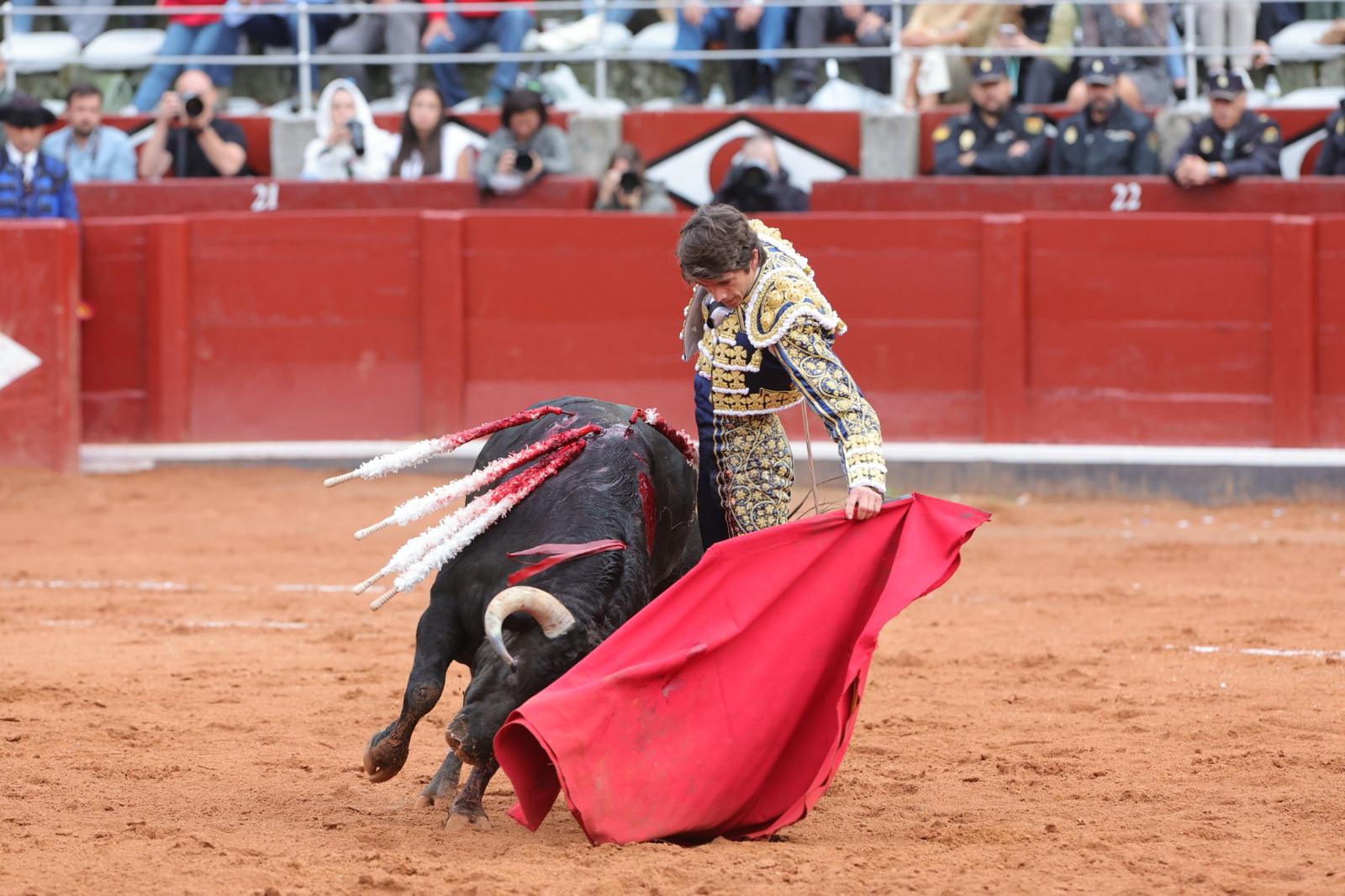 Castella desoreja al segundo de su lote y sale a hombros de La Glorieta
