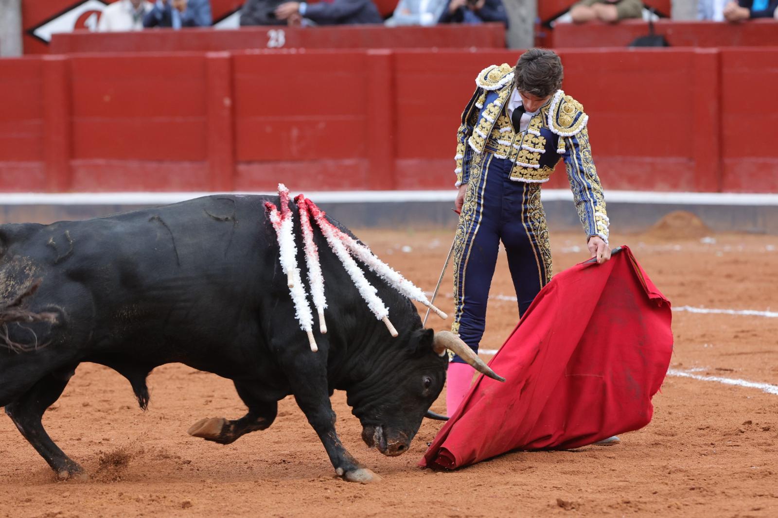 Castella desoreja al segundo de su lote y sale a hombros de La Glorieta