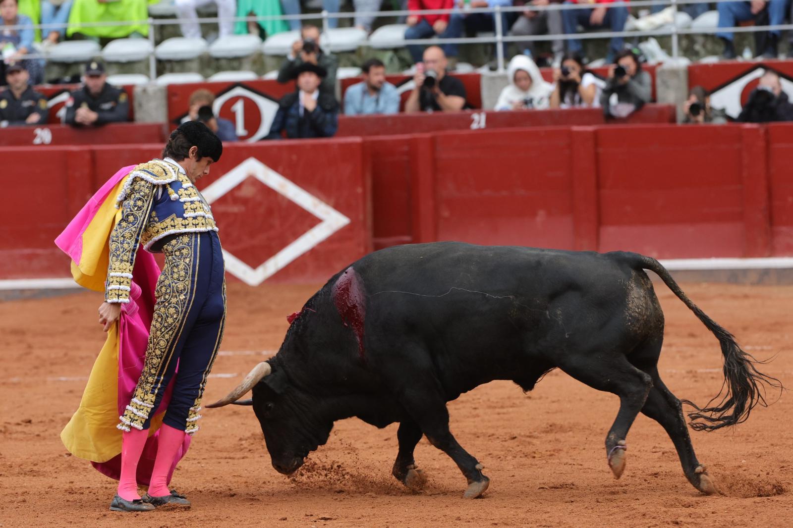 Castella desoreja al segundo de su lote y sale a hombros de La Glorieta