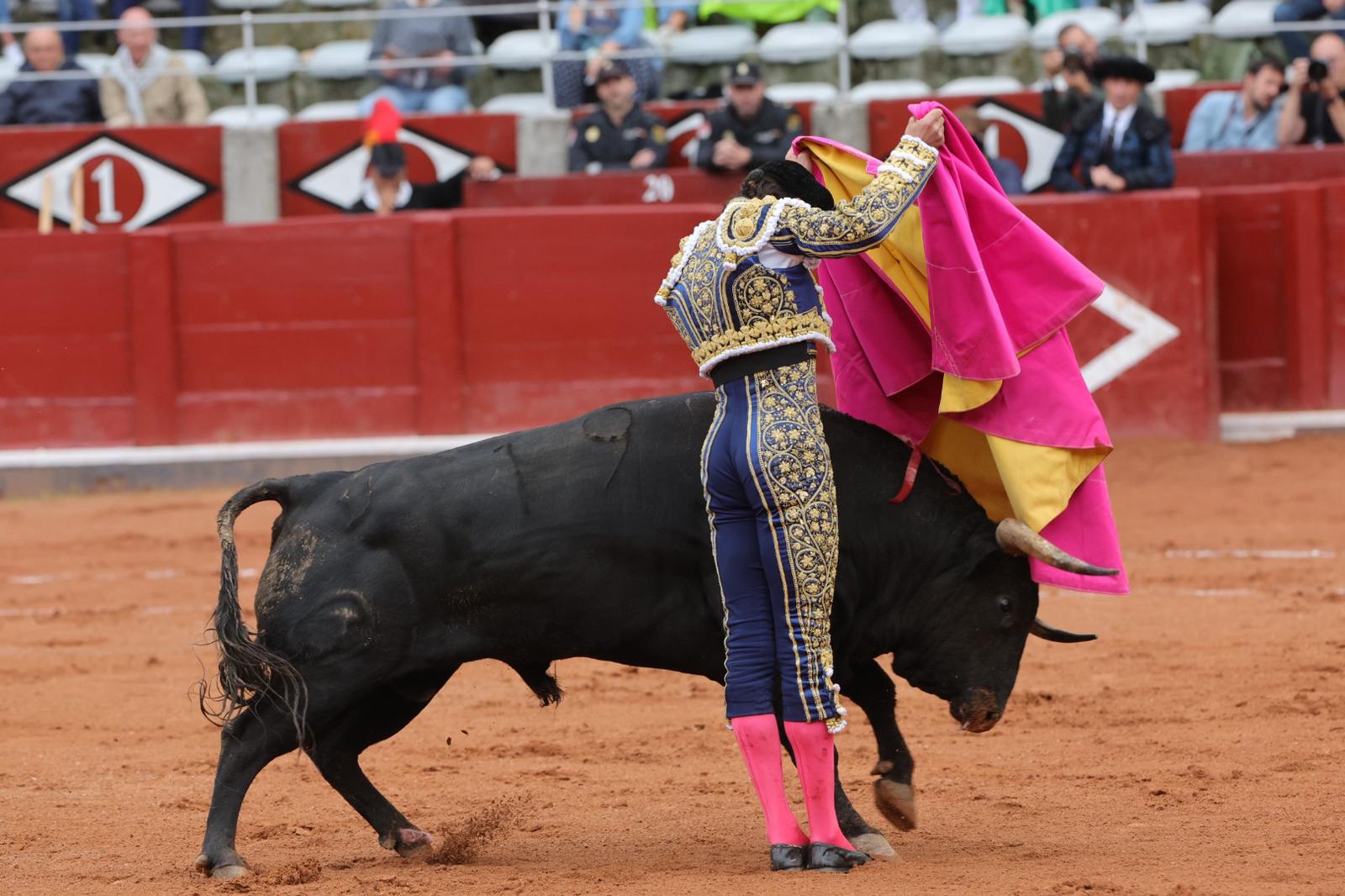 Castella desoreja al segundo de su lote y sale a hombros de La Glorieta