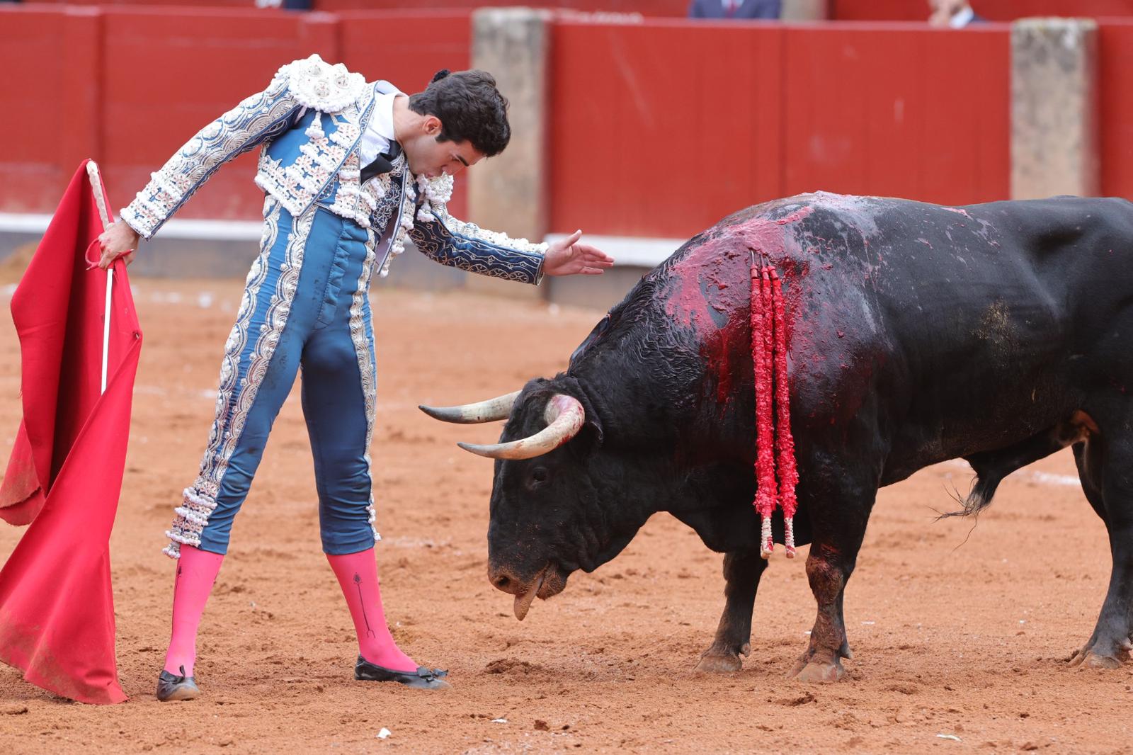Castella desoreja al segundo de su lote y sale a hombros de La Glorieta