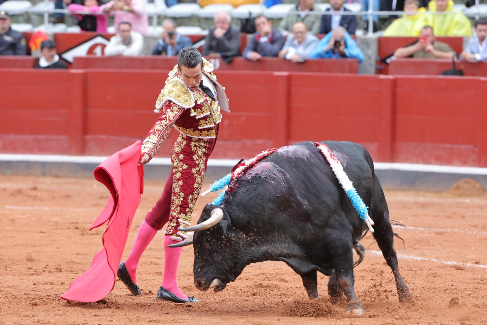 Castella desoreja al segundo de su lote y sale a hombros de La Glorieta