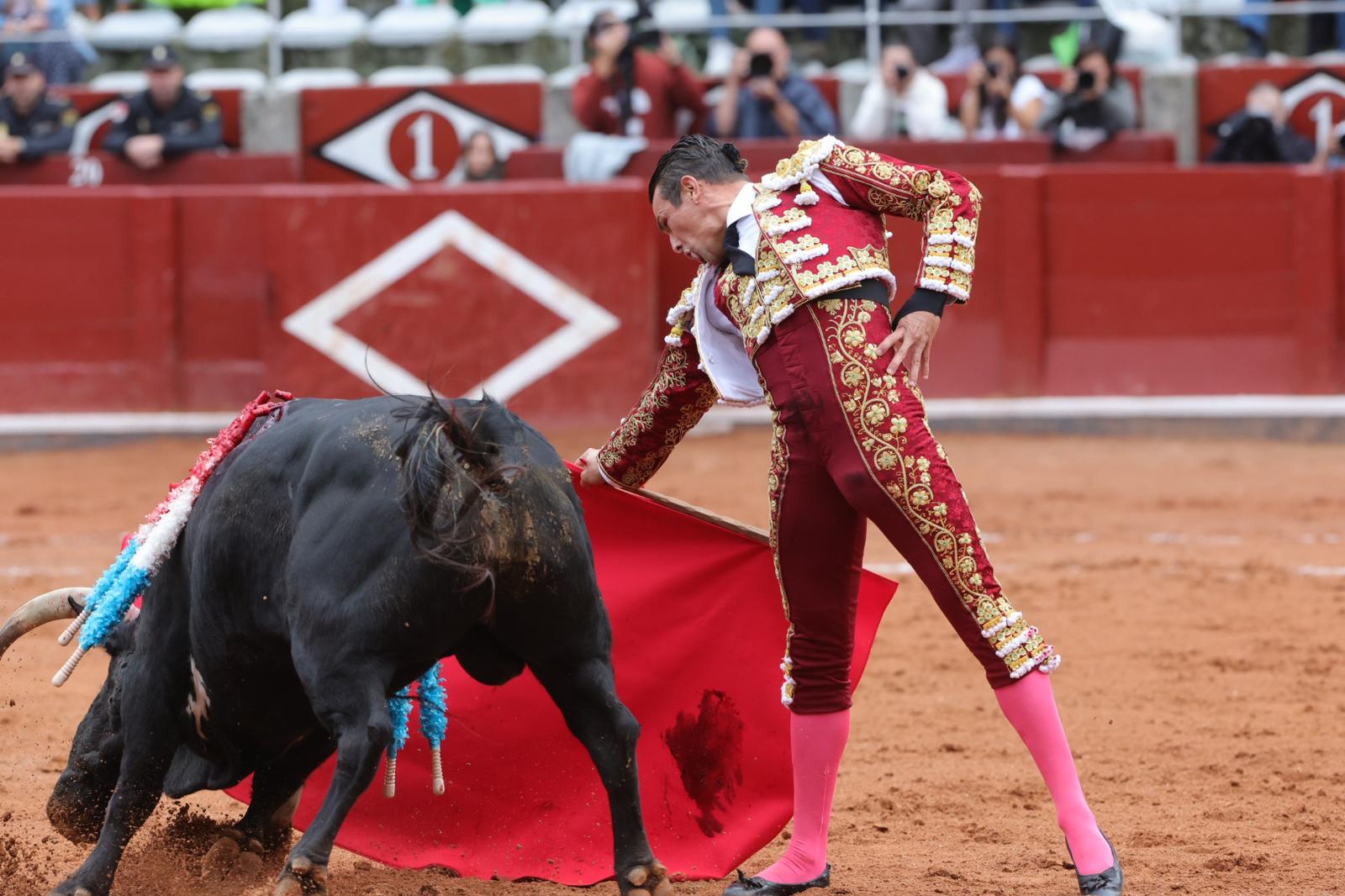 Castella desoreja al segundo de su lote y sale a hombros de La Glorieta