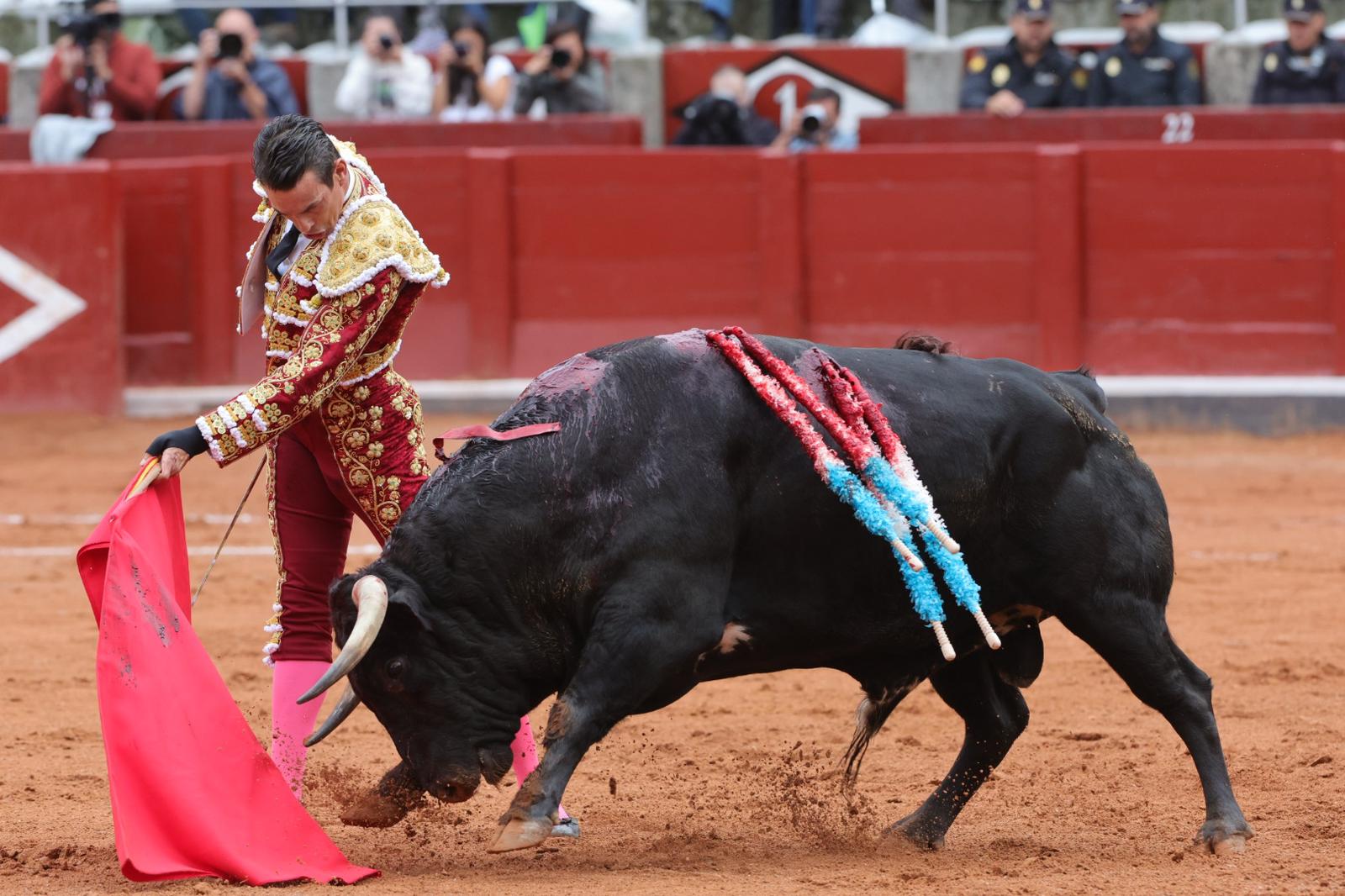 Castella desoreja al segundo de su lote y sale a hombros de La Glorieta