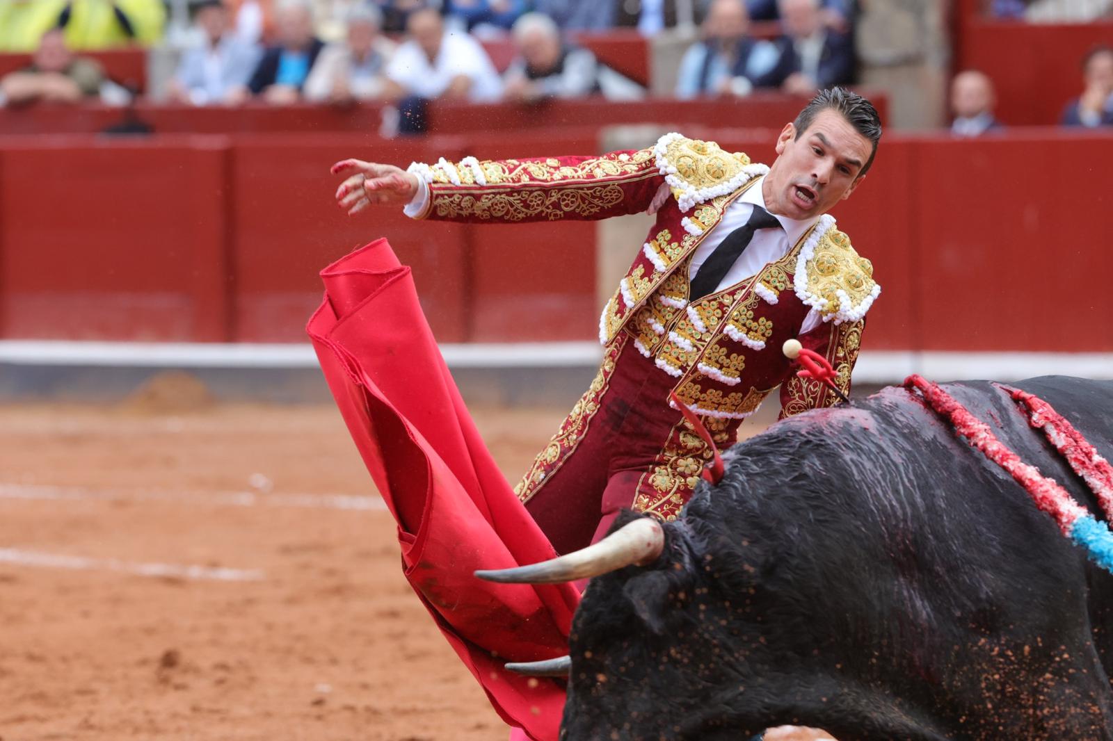Castella desoreja al segundo de su lote y sale a hombros de La Glorieta
