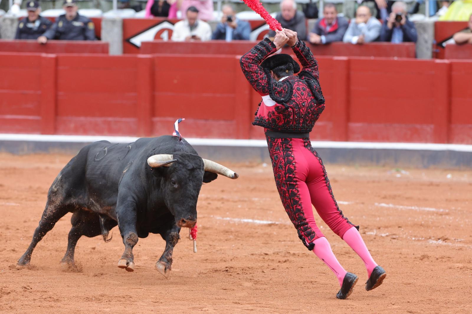 Castella desoreja al segundo de su lote y sale a hombros de La Glorieta