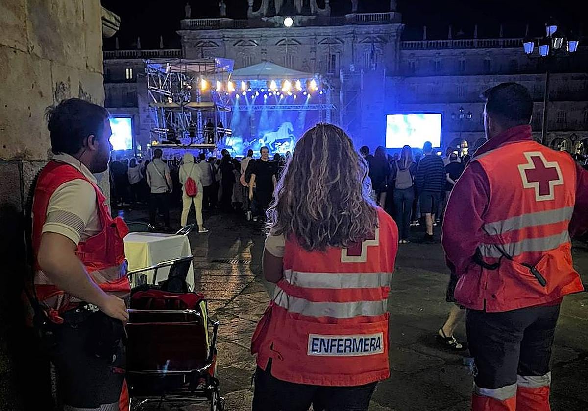 Un operativo de Cruz Roja, en la Plaza Mayor de Salamanca.