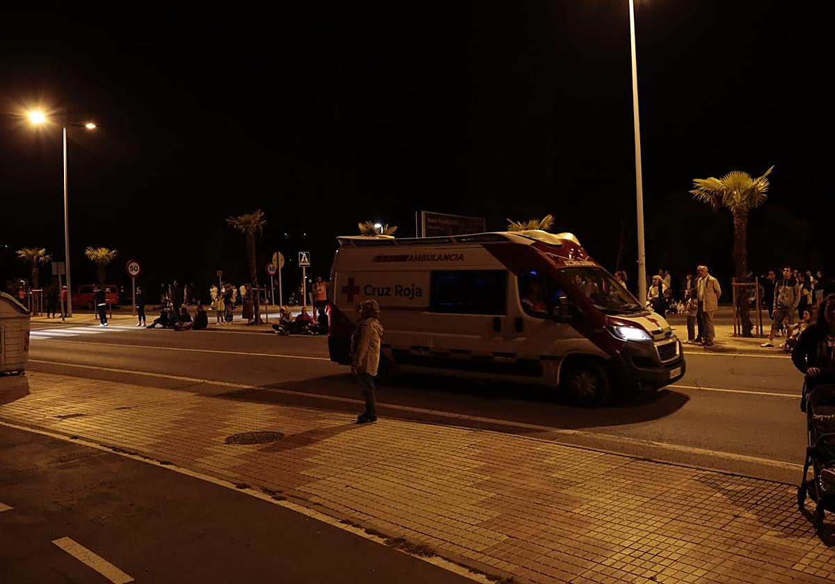 Una ambulancia de la Cruz Roja anoche durante los fuegos artificiales en Salamanca.