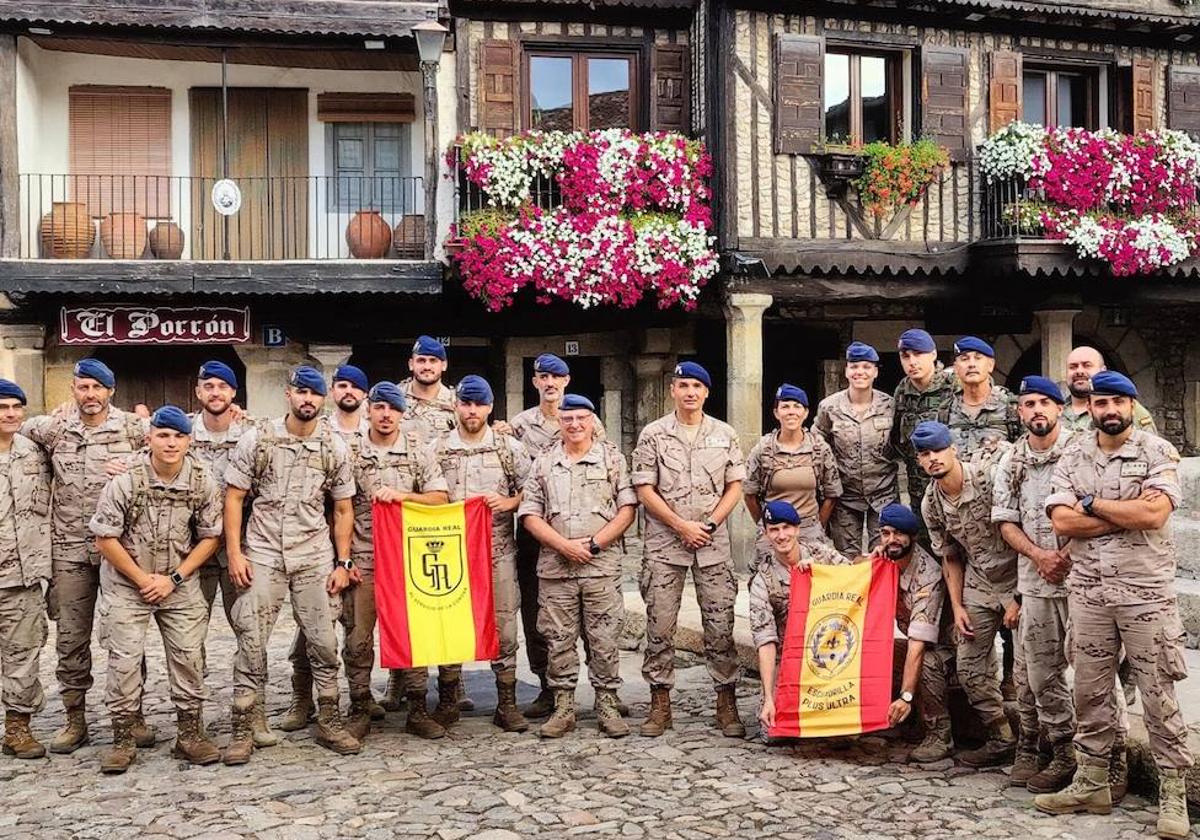 La Guardia Real también supera a la lluvia por Salamanca