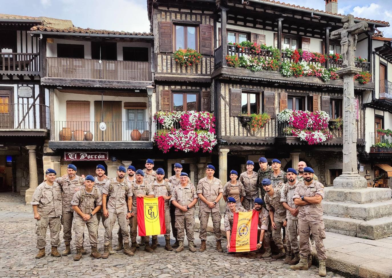 La Guardia Real también supera a la lluvia por Salamanca