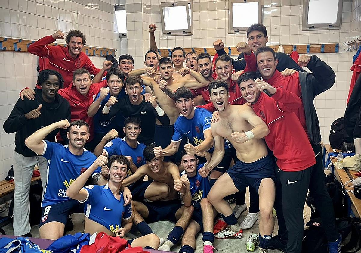 La plantilla del Santa Marta celebra el triunfo en León.