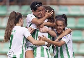 Carmen Álvarez es felicitada por sus compañeras tras el 1-0 del Betis al Villarreal.