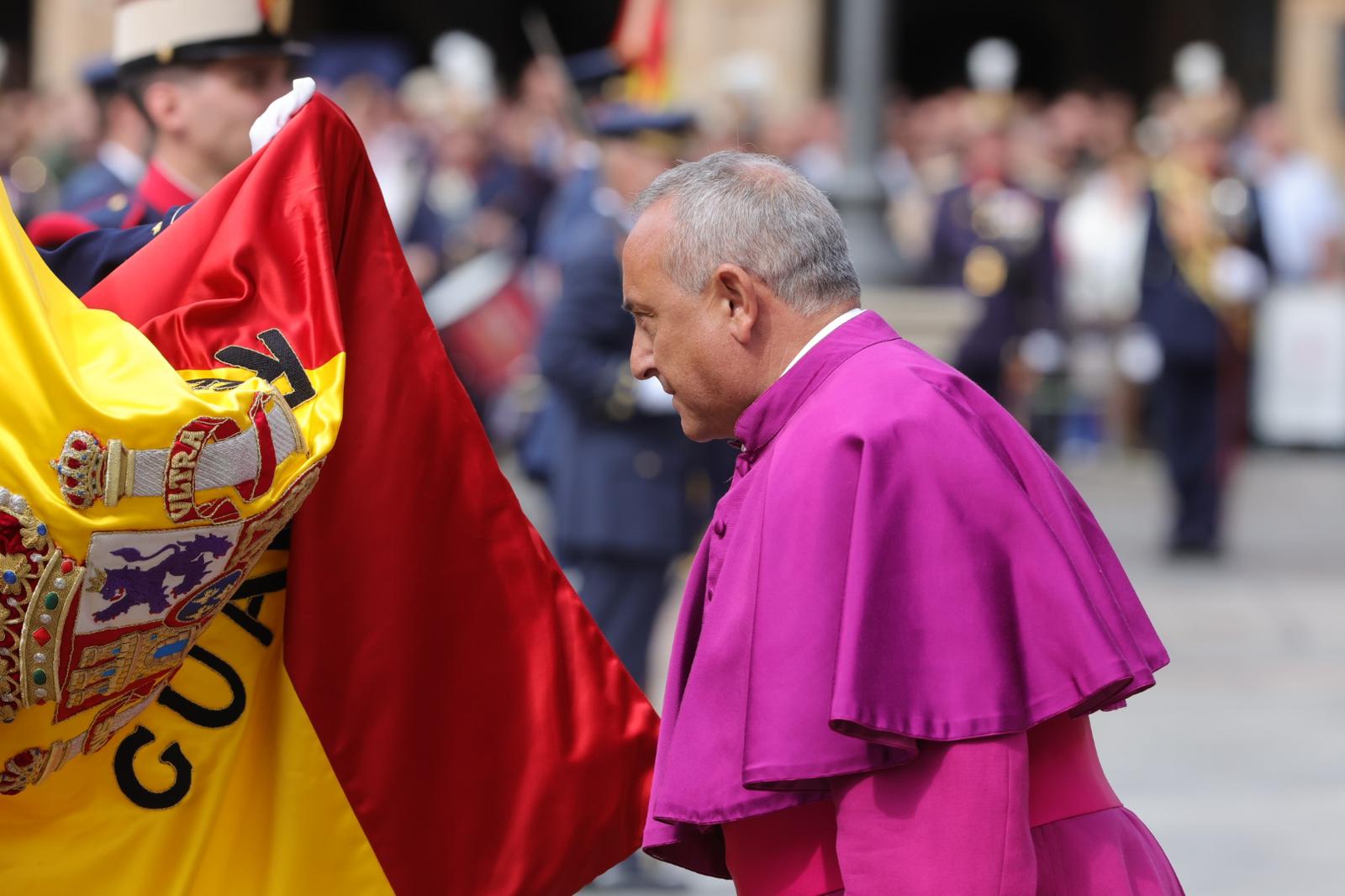 Solemne jura de bandera en la Plaza Mayor de Salamanca con la Guardia Real