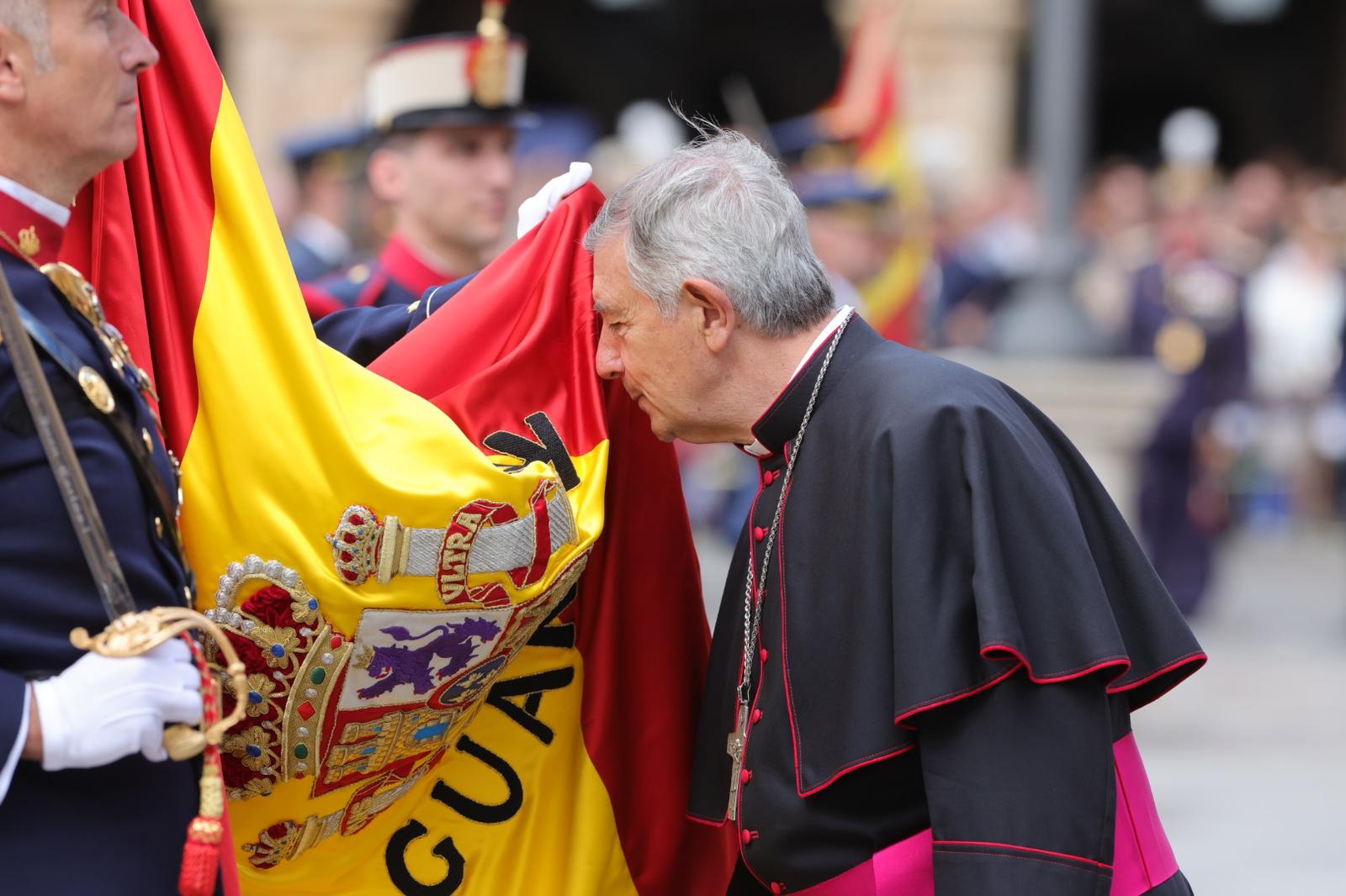 Solemne jura de bandera en la Plaza Mayor de Salamanca con la Guardia Real
