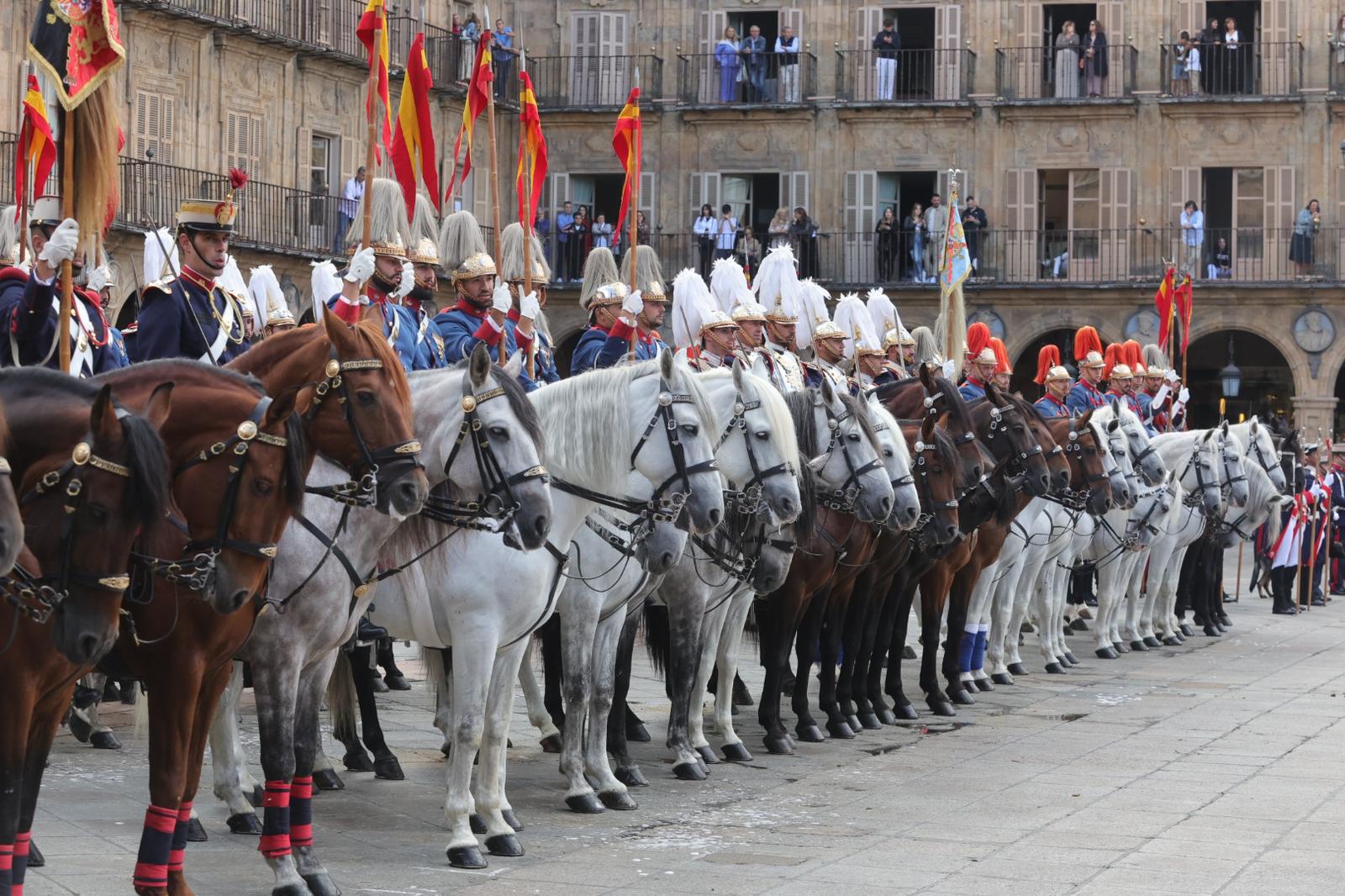 Solemne jura de bandera en la Plaza Mayor de Salamanca con la Guardia Real