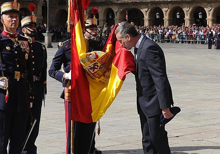 Un instante de la jura de bandera realizada esta mañana en la Plaza Mayor por la Guardia Real.