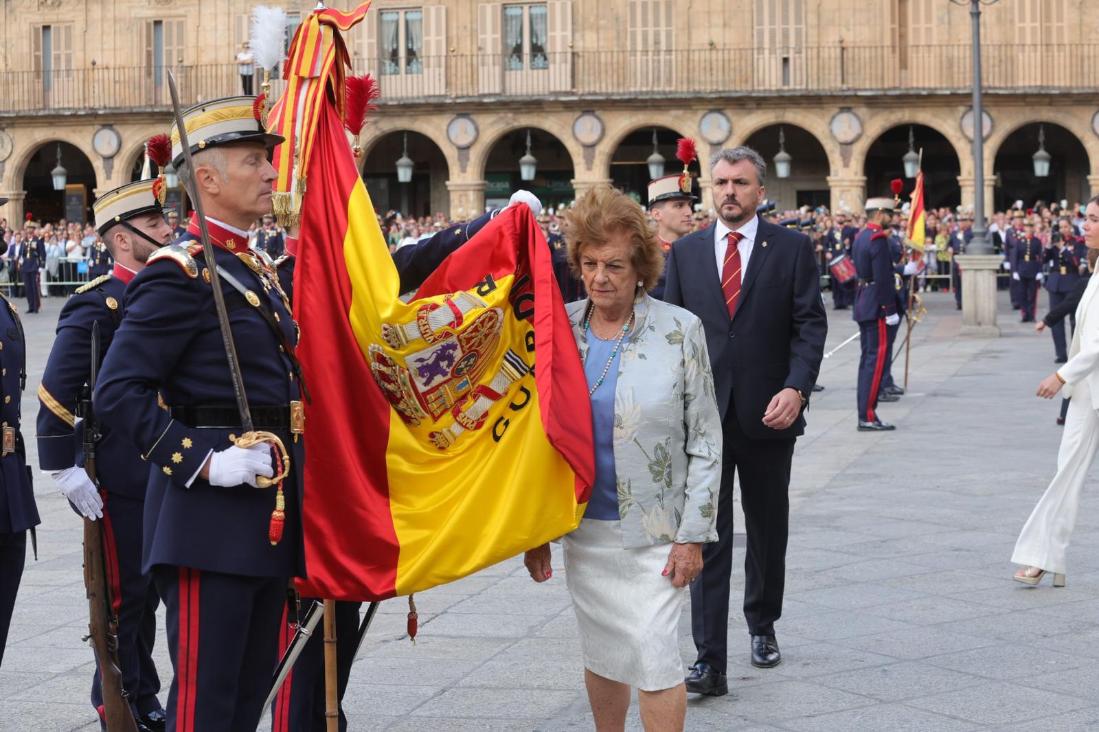Solemne jura de bandera en la Plaza Mayor de Salamanca con la Guardia Real